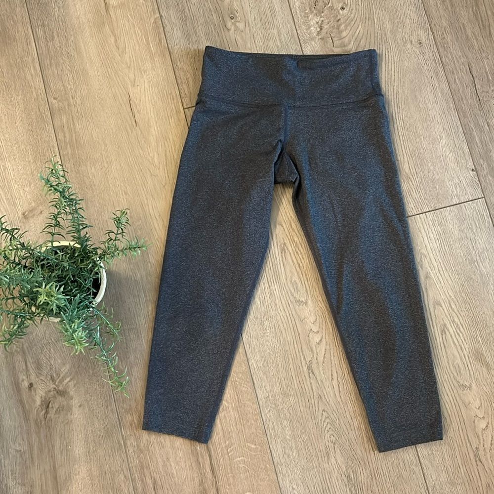 LULULEMON GRAY CROPPED LEGGINGS SIZE 4 EEEUC